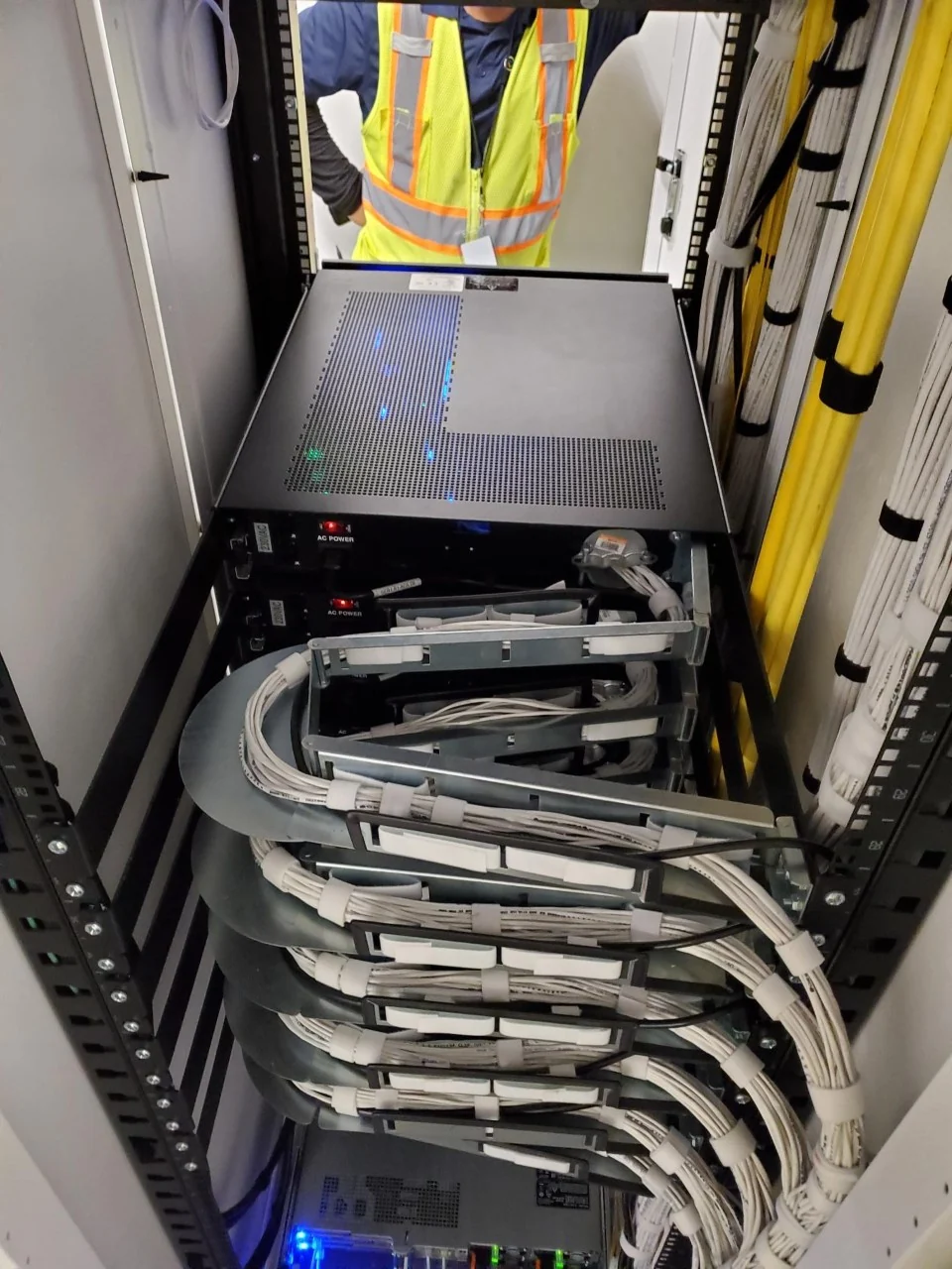 Structured cabling inside technical rack